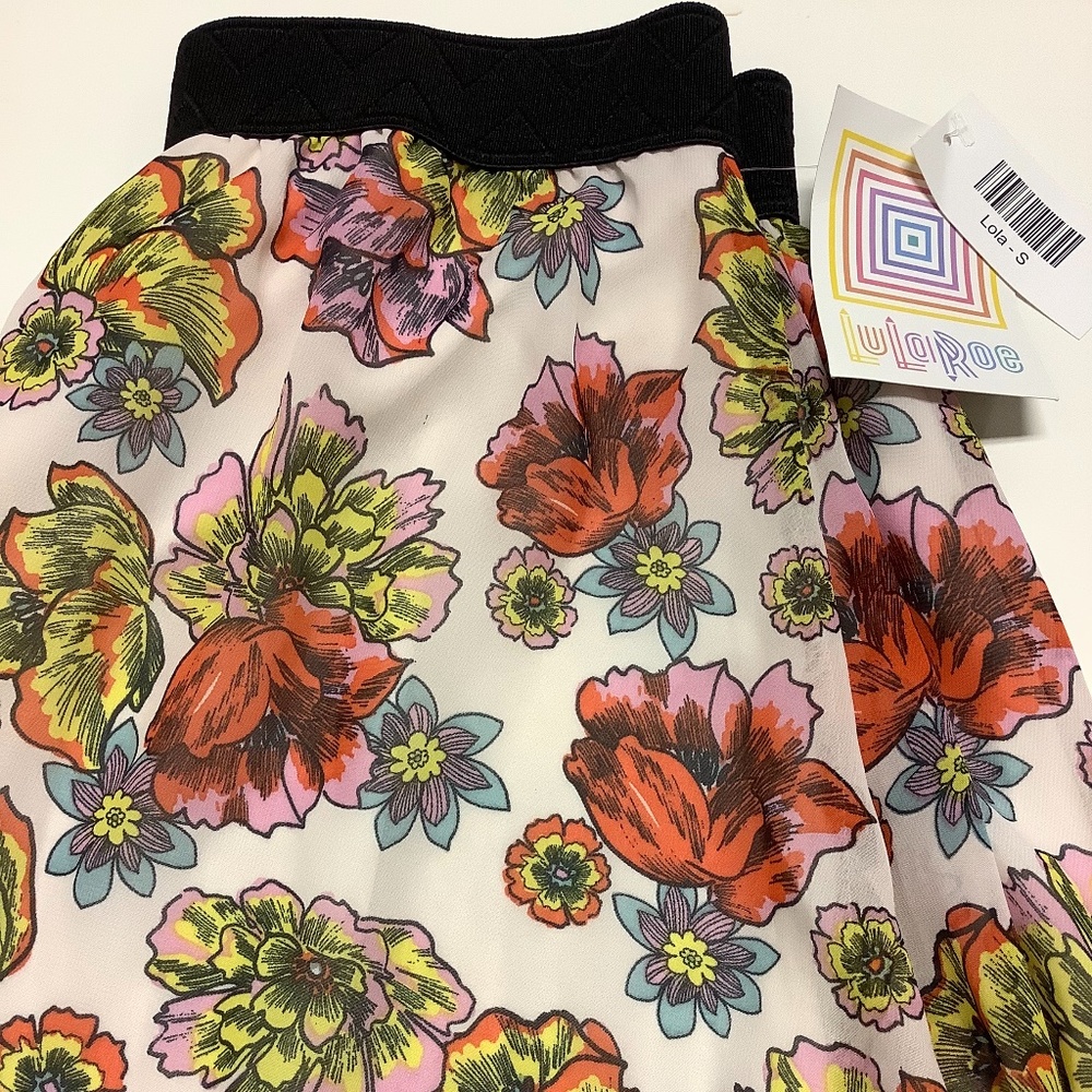 Retro feel floral new with tags Lularoe small Lola skirt